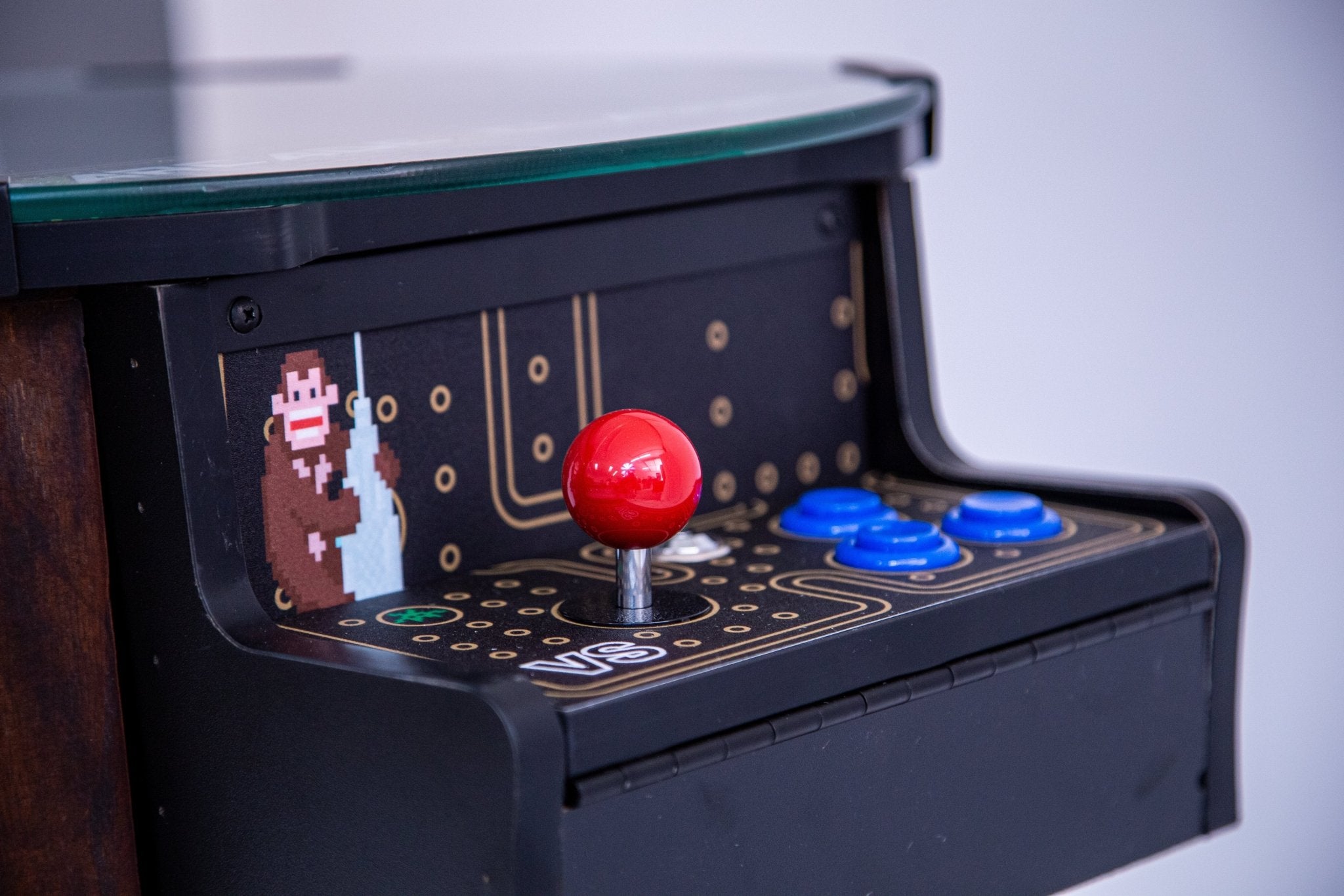 Classic wood barrel arcade console offers bespoke dual player configurations with an integrated custom amplified audio unit